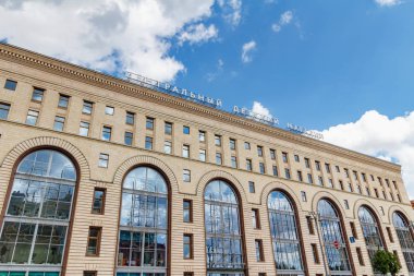 Moskova, Rusya - 02 Haziran 2019: Moskova'da Teatralny Proyezd caddesinde güneşli sabahbeyaz bulutlar ile mavi gökyüzüne karşı Alışveriş merkezi Central Children Store'un ön cephesinde büyük cam vitrinler