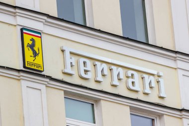 Moskova, Rusya - 02 Haziran 2019: Resmi bayi showroom girişinin üzerindeki bina duvarında Ferrari tabelası