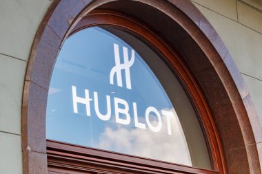 Moskova, Rusya - 02 Haziran 2019: Güneşli bir günde Moskova'nın merkezinde Hublot tabelası ile cam vitrin