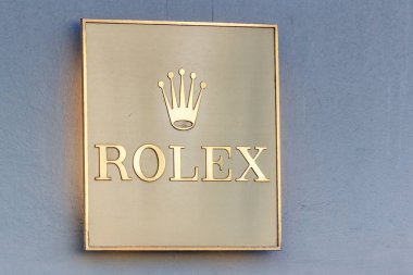 Moskova, Rusya - 02 Haziran 2019: Moskova'nın merkezindeki showroom'un girişine yakın duvarda Rolex logolu parlayan tabela