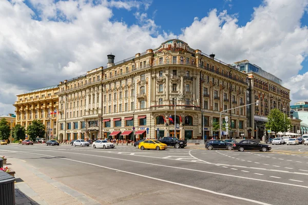 Moskova, Rusya - 02 Haziran 2019: Hotel National, Moskova'nın Mokhovaya caddesinde güneşli sabahbeyaz bulutlarla mavi gökyüzüne karşı