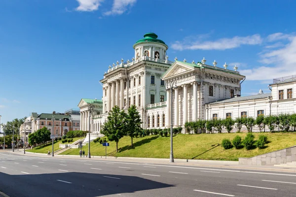 Moskova, Rusya - 02 Haziran 2019: Moskova'nın Vozdvizhenka caddesinde, güneşli sabahbeyaz bulutlarla mavi gökyüzüne karşı Peşkov Evi. Moskova'nın tarihi merkezinin mimarisi