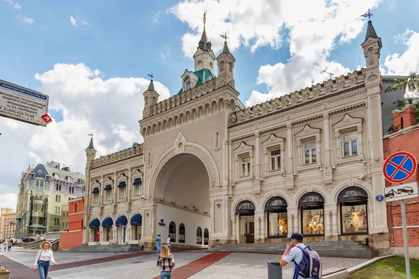 Москва, Россия - 2 июня 2019 года: Третьяковские ворота над Третьяковским проездом в Москве против голубого неба с белыми облаками в солнечное утро — стоковое фото