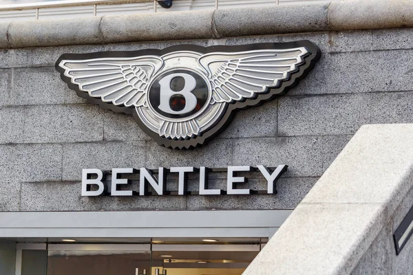 Moskova, Rusya - 02 Haziran 2019: Resmi bayi showroom girişinin üzerinde Bentley tabela — Stok fotoğraf