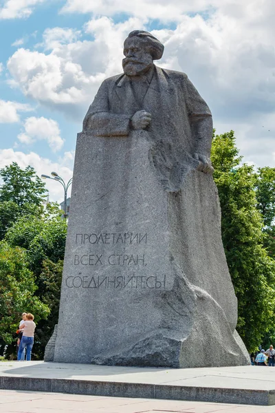 Moscou, Rússia - 02 de junho de 2019: Monumento a Karl Marx na Praça Teatralnaya em Moscou contra o céu azul com nuvens brancas na manhã ensolarada — Fotografia de Stock