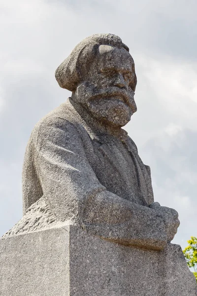 Moskova, Rusya - 02 Haziran 2019: Moskova'daki Teatralnaya Meydanı'nda Karl Marx Anıtı güneşli sabahbeyaz bulutlarla mavi gökyüzüne karşı
