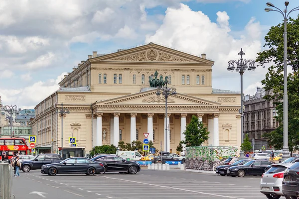 Mosca, Russia - 02 giugno 2019: Veduta della costruzione del Teatro Bolshoi a Mosca contro il cielo blu con nuvole bianche nella giornata di sole — Foto Stock