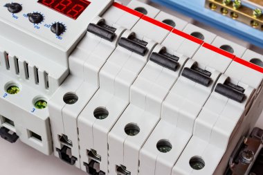 Beyaz plastik montaj kutusunda Din ray üzerinde otomatik devre kesiciler ve voltaj sınırlayıcı