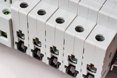 Beyaz plastik montaj kutusu closeup Din demiryolu yüklü bağlantısız bağlantı noktaları ile otomatik devre kesiciler