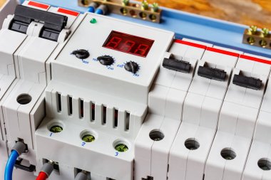 Beyaz plastik montaj kutusunda gerilim sınırlayıcı ve otomatik devre kesiciler yakın çekim