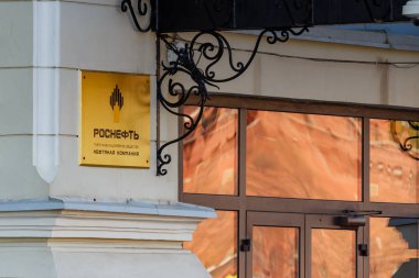 Moskova, Rusya - 01 Mayıs 2019: Rosneft Oil Company imza. Sofiyskaya Embankment closeup Moskova'da Rosneft Petrol Şirketi ana ofis girişi