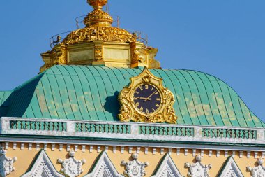 Moskova, Rusya - 01 Mayıs 2019: Moskova'daki Grand Kremlin Sarayı'nın kubbesi güneşli sabahmavi gökyüzüne karşı altın saat yakın çekim