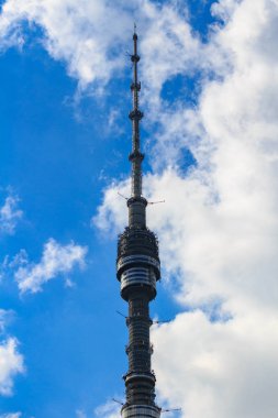 Moskova, Rusya - 12 Mayıs 2019: Moskova'daki Ostankino Tv Kulesi, güneşli sabahta beyaz bulutlarla mavi gökyüzüne karşı