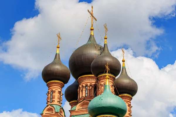 Moscú, Rusia - 12 de mayo de 2019: Cúpulas de la iglesia ortodoxa contra el cielo azul con nubes blancas en el primer plano soleado de la mañana — Foto de Stock