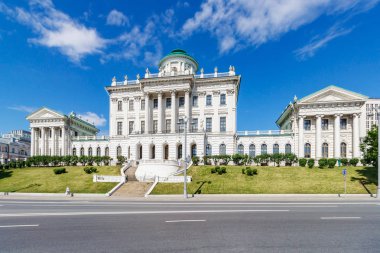 Moskova, Rusya - 02 Haziran 2019: Moskova'nın Vozdvizhenka caddesinde, güneşli sabahbeyaz bulutlarla mavi gökyüzüne karşı Peşkov Evi. Borovitskaya Meydanı'ndan görünüm