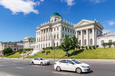 Moskova, Rusya - 02 Haziran 2019: Moskova'daki Vozdvizhenka caddesinde, güneşli sabahlarda beyaz bulutlarla mavi gökyüzünün arka planında Peşkov Evi. Mokhovaya sokağından görünüm