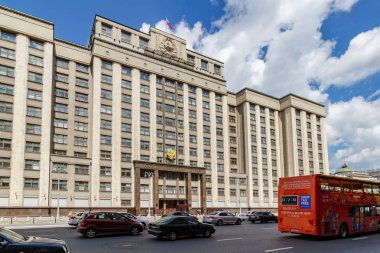 Moskova, Rusya - 02 Haziran 2019: Moskova'daki Okhotny Ryad caddesinde, güneşli sabahbeyaz bulutlarla mavi gökyüzüne karşı Rusya Federasyonu Devlet Dumuası'nın inşası