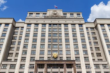Moskova, Rusya - 02 Haziran 2019: Güneşli bir sabah Moskova'daki Okhotny Ryad caddesinde Rusya Federasyonu Devlet Dumuası
