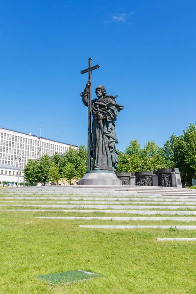 Moscou, Rússia - 02 de junho de 2019: Monumento a Vladimir O Grande na Praça Borovitskaya em Moscou em um fundo de céu azul de manhã ensolarado — Fotografia de Stock