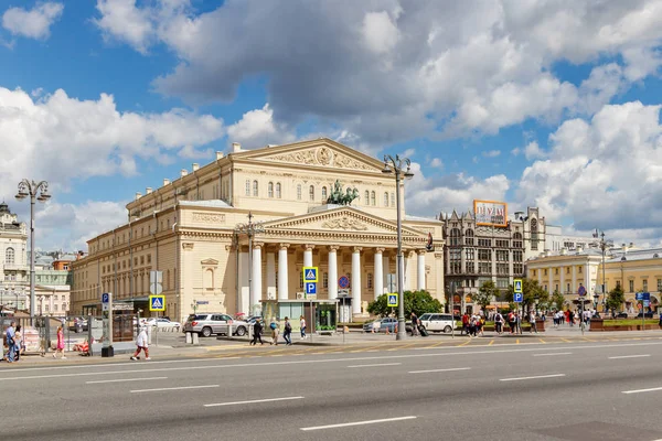 Moscú, Rusia - 02 de junio de 2019: Edificio del Teatro Bolshoi en Moscú sobre un fondo de cielo azul con nubes blancas en la mañana soleada —  Fotos de Stock