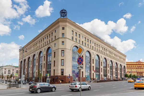 Moskva, Ryssland-juni 02, 2019: köpcentrum Central barn butik på Teatralny Proyezd Street i Moskva på en bakgrund av blå himmel med vita moln i solig morgon — Stockfoto