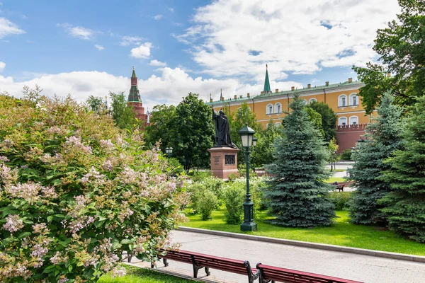 Moscú, Rusia - 02 de junio de 2019: Vista del jardín Aleksandrovskiy cerca de las paredes del Kremlin de Moscú sobre un fondo de cielo azul con nubes blancas en la soleada mañana de verano Imágenes De Stock Sin Royalties Gratis
