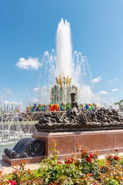 Moskova, Rusya-22 Temmuz 2019: VDNH parkta taş çiçek Çeşmesi güneşli yaz gününde mavi gökyüzüne karşı Moskova 'da. Ulusal Ekonomi başarıları sergi Rus popüler turistik dönüm noktasıdır