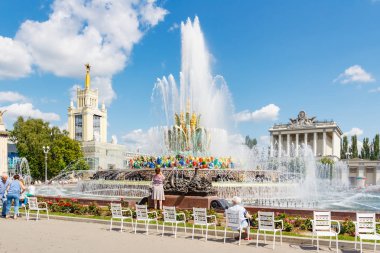 Moskova, Rusya-22 Temmuz 2019: VDNH parkta taş çiçek Çeşmesi güneşli yaz gününde mavi gökyüzüne karşı Moskova 'da. Ulusal Ekonomi başarıları sergi Rus popüler turistik dönüm noktasıdır