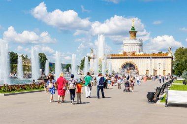 Moskova, Rusya-22 Temmuz 2019: VDNH parkta taş çiçek Çeşmesi güneşli yaz gününde mavi gökyüzüne karşı Moskova 'da. Ulusal Ekonomi başarıları sergi Rus popüler turistik dönüm noktasıdır