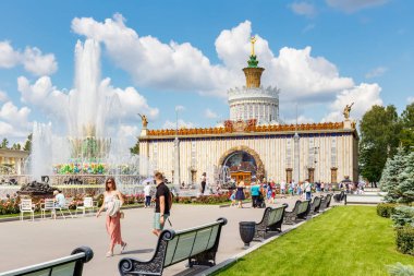 Moskova, Rusya-22 Temmuz 2019: VDNH parkta taş çiçek Çeşmesi güneşli yaz gününde mavi gökyüzüne karşı Moskova 'da. Ulusal Ekonomi başarıları sergi Rus popüler turistik dönüm noktasıdır