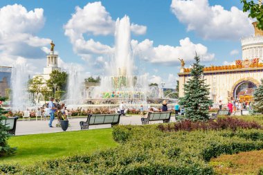 Moskova, Rusya-22 Temmuz 2019: VDNH parkta taş çiçek Çeşmesi güneşli yaz gününde mavi gökyüzüne karşı Moskova 'da. Ulusal Ekonomi başarıları sergi Rus popüler turistik dönüm noktasıdır