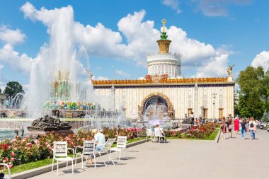 Moskova, Rusya-22 Temmuz 2019: VDNH parkta taş çiçek Çeşmesi güneşli yaz gününde mavi gökyüzüne karşı Moskova 'da. Ulusal Ekonomi başarıları sergi Rus popüler turistik dönüm noktasıdır