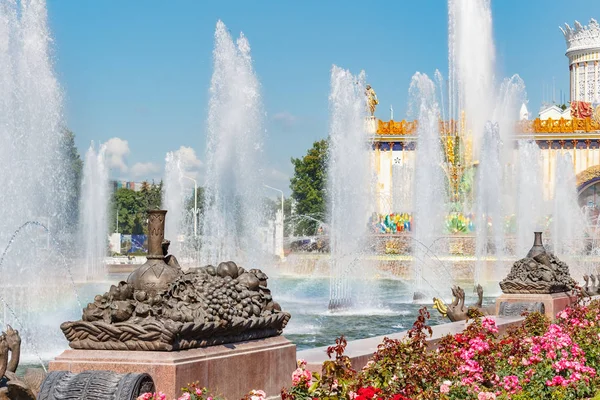 Moscú, Rusia - 22 de julio de 2019: Fuente de flores de piedra en el parque VDNH en Moscú contra el cielo azul en el soleado día de verano. Exposición de logros de la economía nacional es un hito turístico popular ruso — Foto de Stock