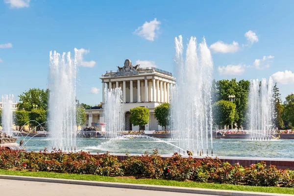 Moskova, Rusya-22 Temmuz 2019: VDNH parkta taş çiçek Çeşmesi güneşli yaz gününde mavi gökyüzüne karşı Moskova 'da. Ulusal Ekonomi başarıları sergi Rus popüler turistik dönüm noktasıdır