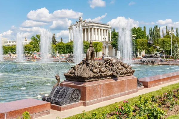 Moscú, Rusia - 22 de julio de 2019: Fuente de flores de piedra en el parque VDNH en Moscú contra el cielo azul en el soleado día de verano. Exposición de logros de la economía nacional es un hito turístico popular ruso — Foto de Stock