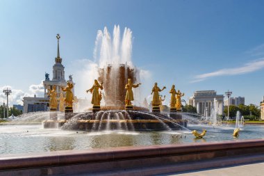 Moskova, Rusya-22 Temmuz 2019: güneşli yaz gününde mavi gökyüzü arka planda Moskova 'da VDNH Park pavyonlar karşı halk çalışma Çeşme dostluk