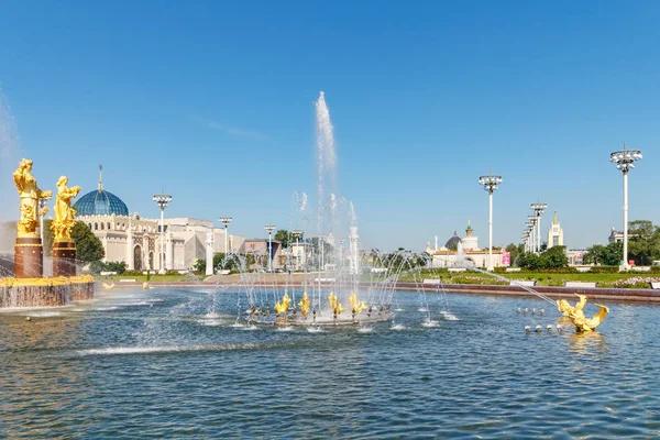 Moscú, Rusia - 22 de julio de 2019: Vista de la fuente de la Amistad de los Pueblos en el parque VDNH en Moscú en el soleado día de verano contra el cielo azul. Arquitectura del parque VDNH — Foto de Stock