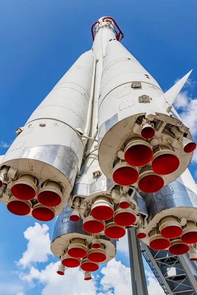 Moscú, Rusia - 22 de julio de 2019: cohete espacial soviético blanco Vostok con boquillas de motores rojos en el parque VDNH en Moscú contra el cielo azul en el soleado día de verano. El parque VDNH es un popular punto de referencia turístico — Foto de Stock