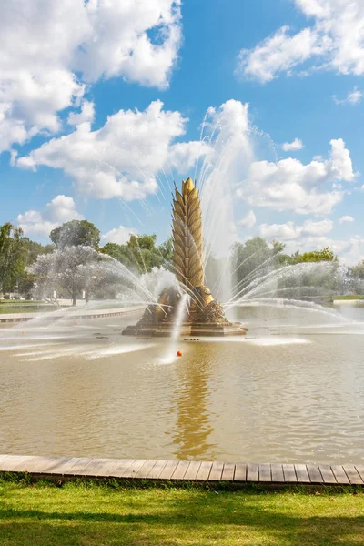 Moscú, Rusia - 22 de julio de 2019: Fuente Golden Spike en el estanque Kamensky en el parque VDNH en Moscú contra el césped verde y el cielo azul con nubes blancas en el soleado día de verano — Foto de Stock
