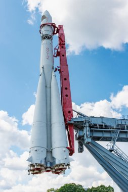 Moskova, Rusya-Temmuz 22, 2019: Uzay roket Vostok karşı mavi gökyüzü beyaz bulutlar VDNH Park Moskova 'da güneşli yaz gününde