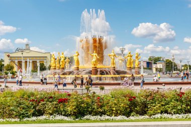 Moskova, Rusya-Temmuz 22, 2019: halk dostluk görünümü VDNH Park içinde Moskova 'da güneşli yaz gününde beyaz bulutlar ile mavi gökyüzü bir arka planda. VDNH Park mimarisi