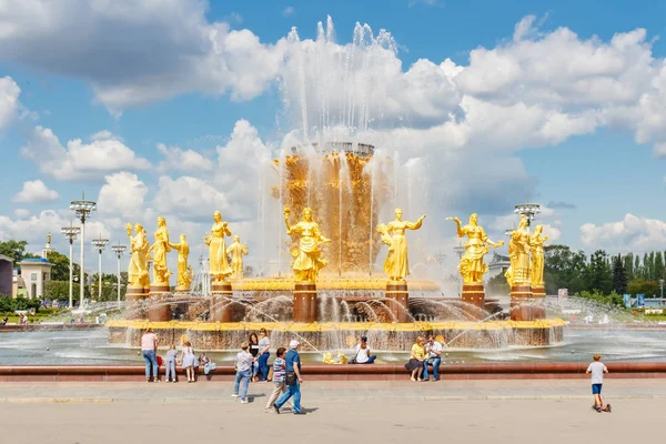 Moscú, Rusia - 22 de julio de 2019: Gente cerca de la fuente Amistad de los Pueblos en el parque VDNH en Moscú en el soleado día de verano. El parque VDNH es un popular punto de referencia turístico — Foto de Stock