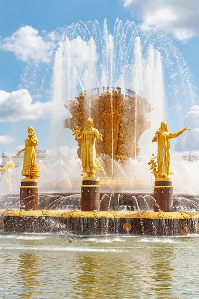 Moscú, Rusia - 22 de julio de 2019: Cifras doradas de la fuente Amistad de los Pueblos bajo los chorros de agua se cierran en el parque VDNH en Moscú en el soleado día de verano. El parque VDNH es un popular punto de referencia turístico — Foto de Stock
