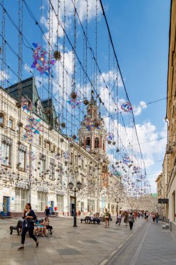 Moskova, Rusya - 28 Temmuz 2019: Turistler güneşli yaz sabahında Moskova'nın Nikolskaya caddesinde yürüyor