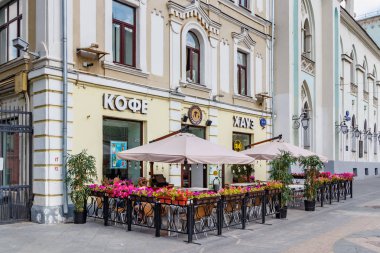 Moskova, Rusya - 28 Temmuz 2019: Moskova'da Nikolskaya caddesinde güneşli yaz sabahında espresso ve kapuçino bar Kahve evi açık veranda