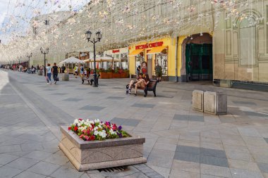 Moskova, Rusya - 28 Temmuz 2019: Moskova'nın popüler turistik simgesi Nikolskaya caddesi güneşli yaz sabahında çelenklerle süslenmiş