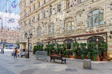 Moskova, Rusya - 28 Temmuz 2019: Güneşli sabah Moskova'da Nikolskaya caddesinde restoranın yaz verandası