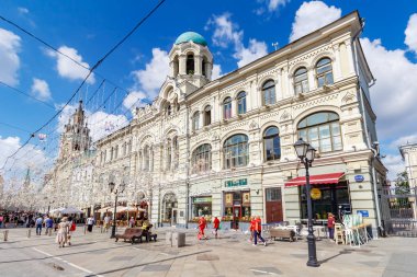 Moskova, Rusya - 28 Temmuz 2019: Moskova'da Nikolskaya caddesi popüler bir turistik yerdir. Güneşli yaz sabahı görünümü