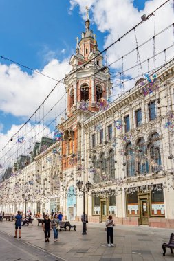Moskova, Rusya - 28 Temmuz 2019: Moskova'nın Nikolskaya caddesindeki Zaikonospassky Manastırı'nın çan kulesi, beyaz bulutlarla mavi gökyüzüne karşı. Moskova tarihi merkezi nin mimarisi
