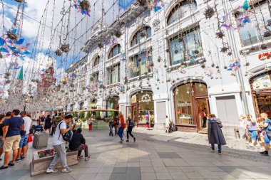 Moskova, Rusya - 28 Temmuz 2019: Nikolskaya sokak. Güneşli yaz sabahı Moskova'da popüler turistik yer